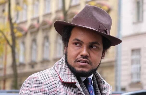 Dominik Feri je vinen, uvedl soud. Za znásilnění a pokus o něj má jít do vězení
