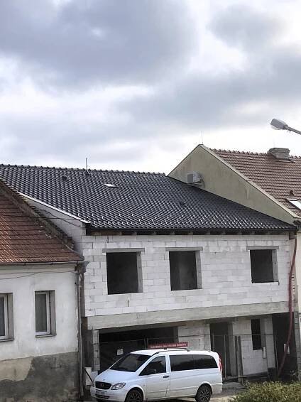 šedá střecha