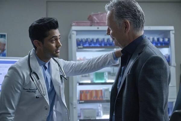 Doktoři - Jedeme naplno - Z filmu - Manish Dayal, Bruce Greenwood