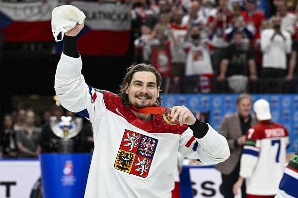 Hokejový mistr světa se oženil. Zlatý hoch David Tomášek si vzal krásnou Adélu