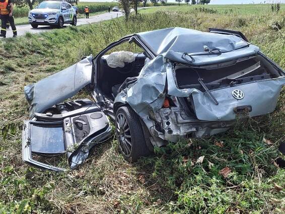 Vůz se převrátil přes střechu. Z pomačkaného vraku museli řidiče vyprostit