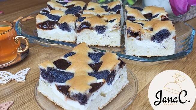 Rychlý litý koláč s tvarohem, povidly a mákem – snadný recept na plech!