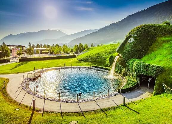 Blick auf Swarovski Kristallwelt mit blauem Himmel und dem berühmten Swarovski-Riesen im Bild. 