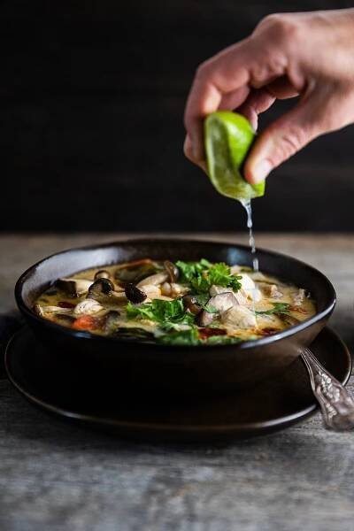 Na podzim do Thajska. Ale jen v kuchyni – polévka Tom Kha Gai vás tam vymrští během chvíle | Forbes