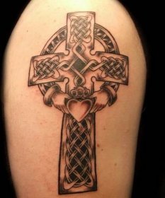 horní rameno tetování nápady moderní kříž motiv
