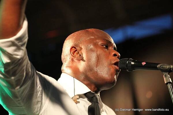 Introducing great jazz vocalists. 