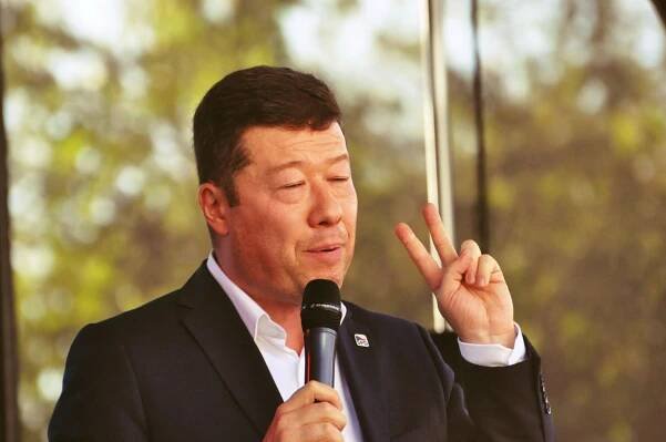 Tomio Okamura moralizuje o „parazitech“, ale sám žije z peněz daňových poplatníků