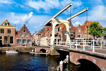 historické staré město alkmaar, severní holandsko, s typickými kanálovými domy a nakresleným mostem - alkmaar - stock snímky, obrázky a fotky