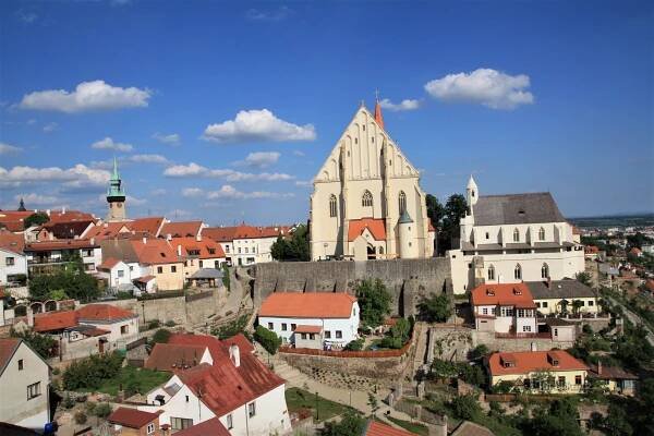 Z vyhlídky je jedinečný pohled na kostel sv. Mikuláše