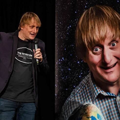 Lukáš Pavlásek ve svém stand-upovém speciálu Planeta slepic.