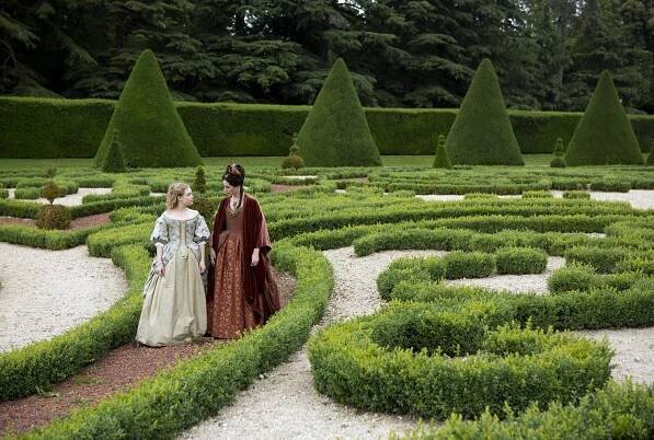Versailles - Z krve a kamene - Z filmu - Jessica Clark, Elisa Lasowski