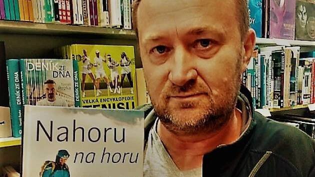 Nahoru na horu. Ve dvou metrech má závratě, přesto napsal knihu o Radku Jarošovi