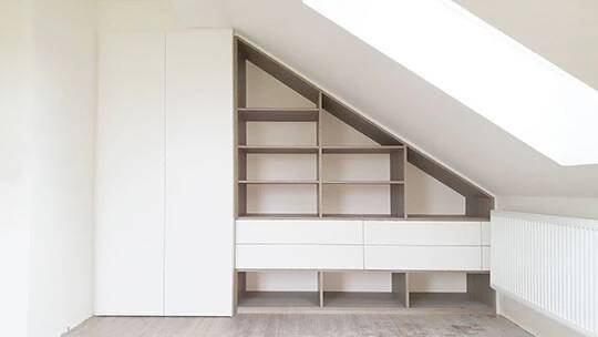 Vestavěná skříň s pantovými dveřmi