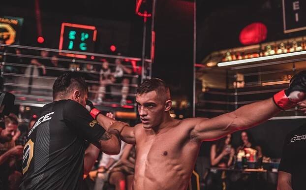 Mawar údajně zase řádil, tentokrát na Letné. Nabádal zřejmě sjetou přítelkyni, aby zbila dívku, a dal pěstí její kamarádce