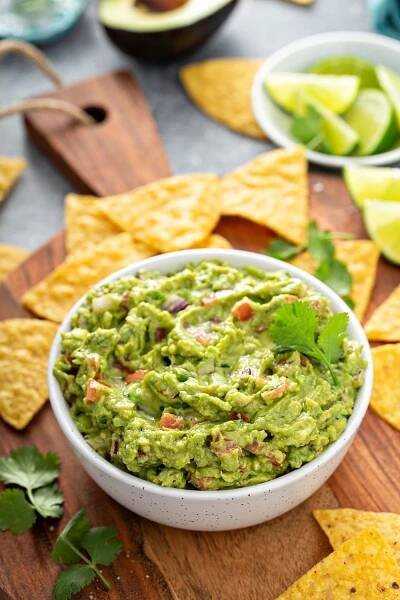 Domácí avokádové guacamole s rajčaty, cibulí alimetou.