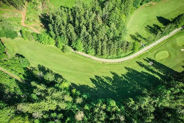 Golf & Country Club Prosečné - Golf pro každého! Přijďte si zahrát golf na hřiště nedaleko Vrchlabí! Nabízíme prostředí
