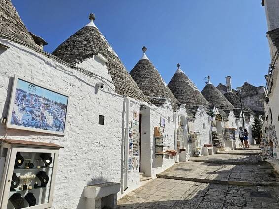 Domečky v Alberobellu vypadají jako příbytky pro pohádkové bytosti. Foto: faei.cz/Pavel Baroch