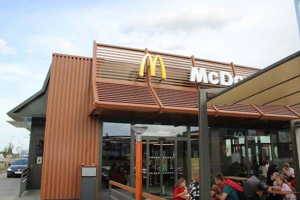 Necelý týden po otevření pobočky řetězce McDonald’s ve Znojmě zájem zákazníků trvá.