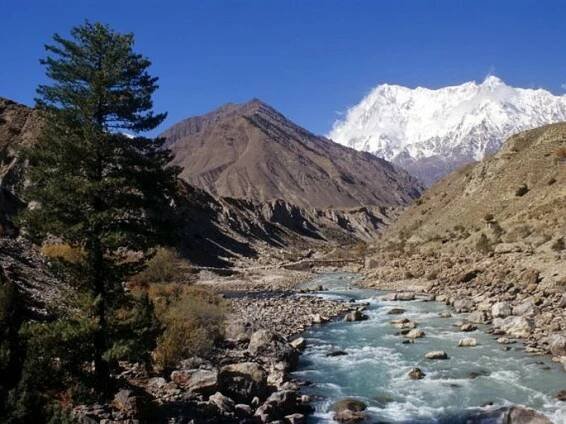 Soutok Astor-Rupal a Nanga Parbat na vzdálenost 24 km od hlavního vrcholu (vlevo)