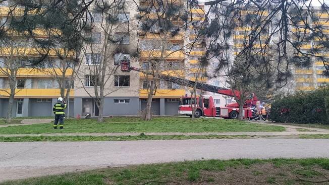 V Hradci Králové hořel byt v panelovém domě, několik lidí se zranilo