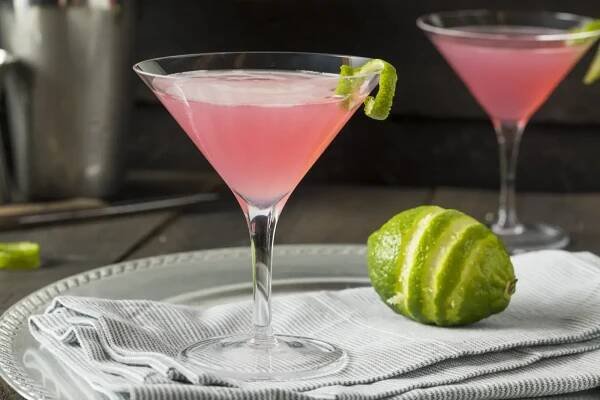 domácí růžová vodka kosmopolitní nápoj - koktejl cosmopolitan - stock snímky, obrázky a fotky