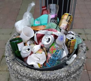 pouliční odpadkový koš s nevytříděným odpadem - třídění zdar!