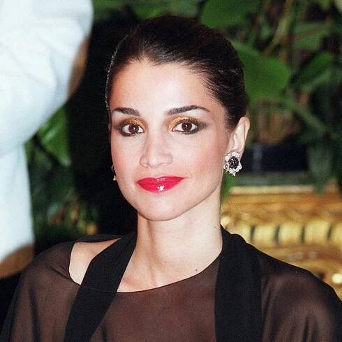 Huch, man hätte Königin Rania fast nicht wiedererkannt. Beim Besuch in Paris im November 1999 entscheidet sich Rania für ein überraschend auffälliges Augen-Make-up mit goldenen Elementen und glänzenden Lippen in leuchtendem Pink.