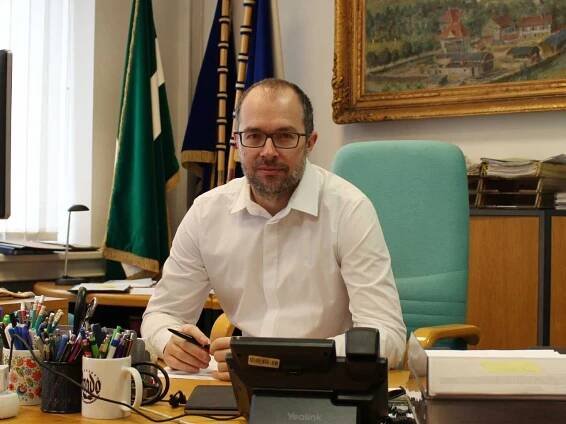 Zlomený nos, natrhlý ret, monokl: Starostu Dvora Králové napadl muž přímo na radnici