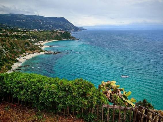 Itálie vás uchvátí. Podívejte se do skalního města Tropea v Kalábrii