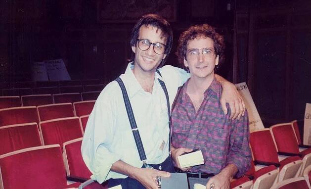 Soubor:Bronson Pinchot and Mark Linn-Baker at the 39th Emmy Awards.jpg – Wikipedie