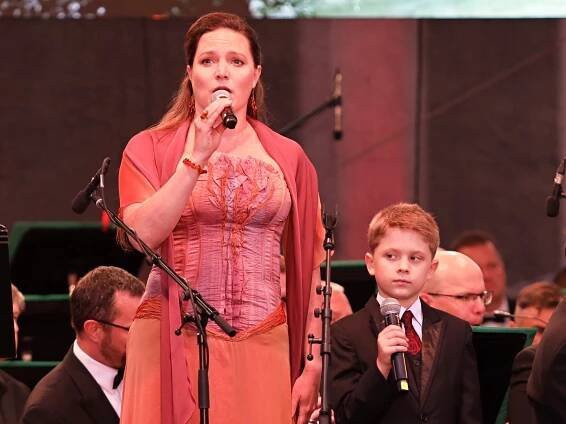 Tragédii středočeské obce připomněly Světlo za Lidice a Děkovný koncert