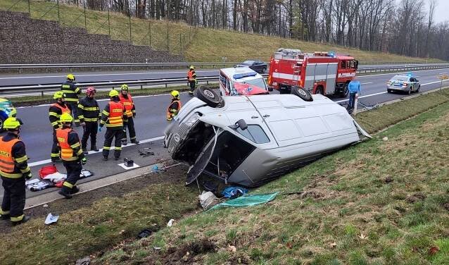 Nehoda dodávky a sanitky uzavřela na tři hodiny dálnici D6 u Nového Sedla