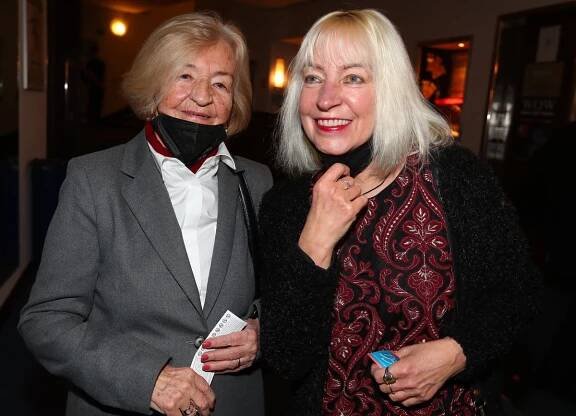 Vdova Dagmar v doprovodu dcery Lucie.