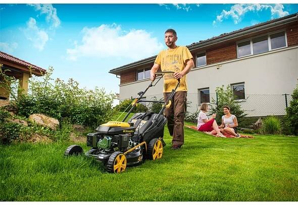 Riwall PRO Multifunkční benzínová sekačka RPM 4735 4v1 s pojezdem