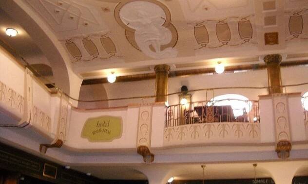 strop restaurace