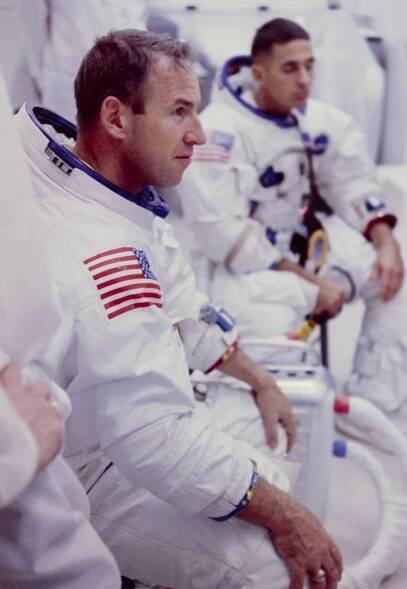 Ve věku 90 let zemřel při letecké nehodě astronaut William Anders (na fotografii vzadu).