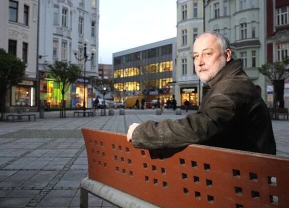 Herec Jan Fišar na Jiráskově náměstí v Ostravě. 