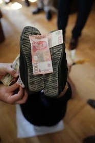 Bezplatný obrázek: bankovka, Srbsko, boty, oslava, strana, legrační, peníze, ruka, uvnitř, lidé