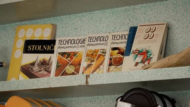 Na zdi tu visí Gustáv Husák. S kamerou jsme navštívili dokonalý retro bufet
