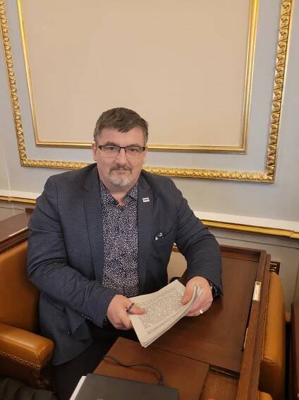 Poslanec ANO odpaloval petardy kousek od stájí, Babiš zuří. Lang se nakonec omluvil
