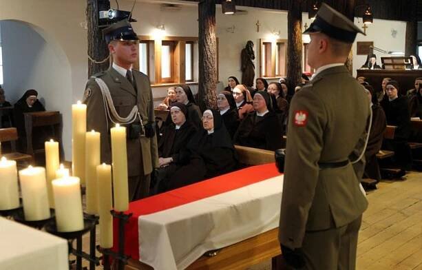 Tadeusz Mazowiecki spoczął w Laskach, obok żony Ewy - RMF 24