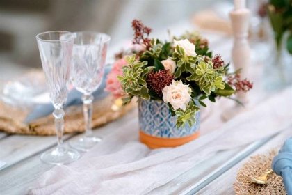Růžovo vínová květinová dekroace na svatební stůl. Svatební květiny Klára Uhlířová