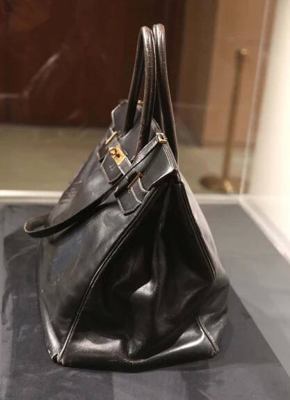 V Paříži se vydražila první kabelka Birkin od Hermès, vyšla na miliony eur