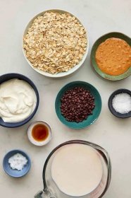 the ingredients to make the Reeseâs Peanut Butter Cup Overnight Oats