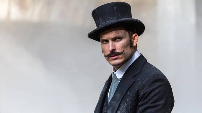 Detektiv Marton ze seriálu 1890 zjistí, kdo se mu vloupal do komnaty