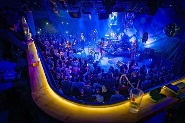 Mig 21 roztančili vyprodaný Lucerna Music Bar, fanynky zasypaly pódium kalhotkami