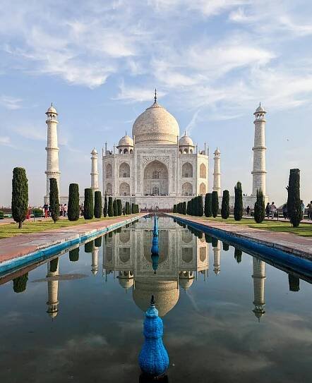 bezplatná Kultovní Tádž Mahal s jasným odrazem v Agra v Indii. Podmanivý pohled za slunečného dne. Základová fotografie