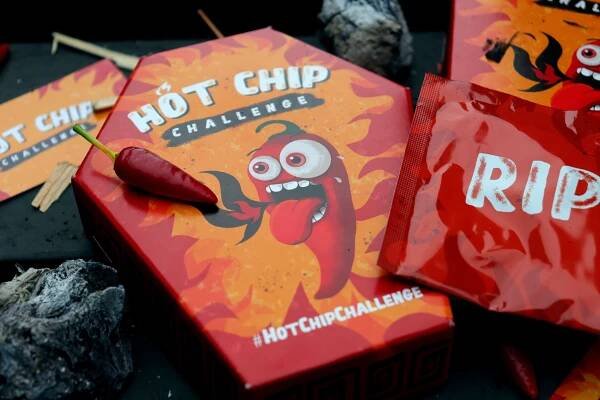 Hot chip challenge - Sníme nejpálivější chips na světě! | Food Trip Duo