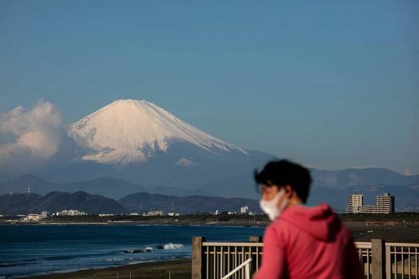 Man wears mask during Mt. Figi visit during coronavirus.