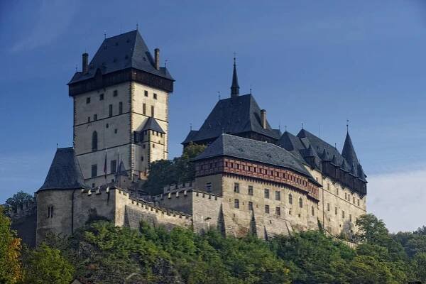 Karlštejn, Hluboká nebo Bouzov. Státní hrady a zámky budou do odvolání uzavřeny, sezona začne později